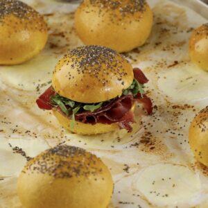 Panino alla Curcuma con bresaola e rucola